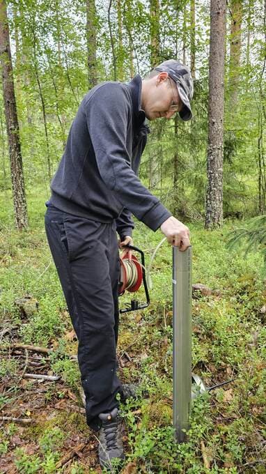 Pohjaveden pinnankorkeuden käsimittaus.
